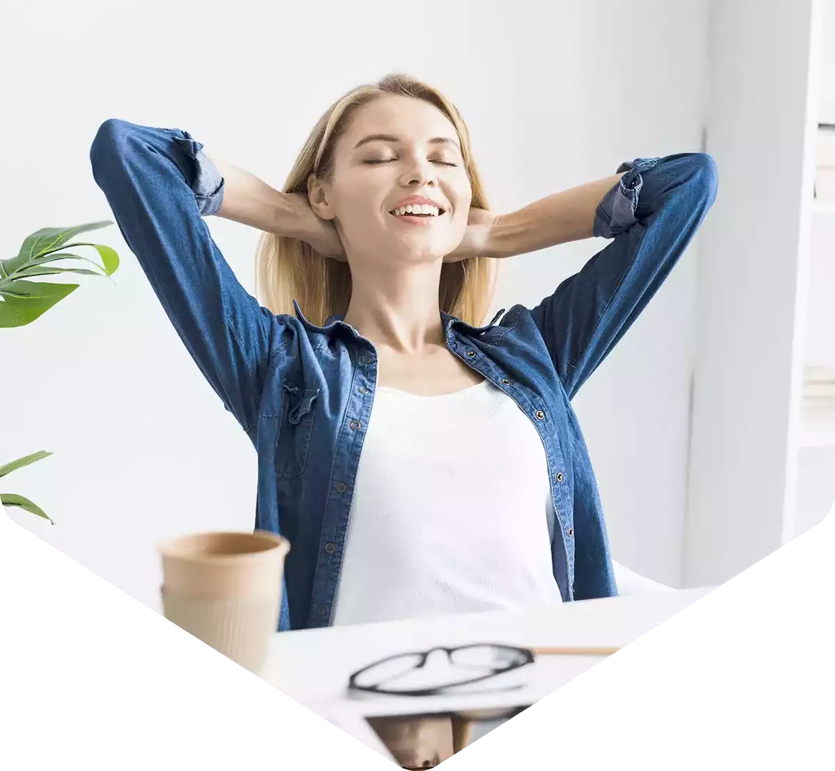 kobieta korzystająca z windykacji online