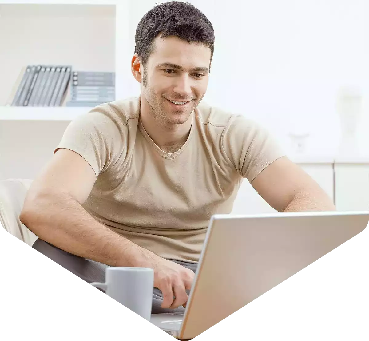 mężczyzna korzystający z windykacji online