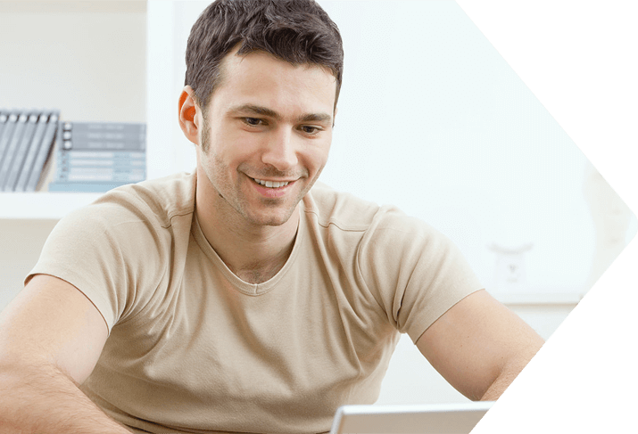 zadowolony mężczyzna korzystający z windykacji online